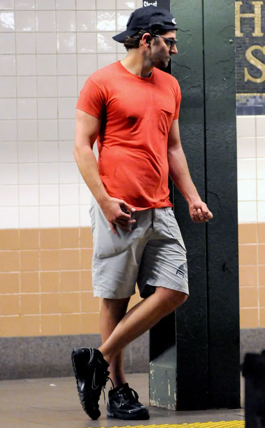 Oyuncu Merve Boluğur otobüste (Toplu taşıma kullanan ünlüler) 77