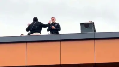 Çatıya çıkan apartman görevlisini, başkomiser ikna etti