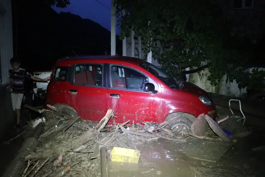 Erzurum'da sel bir mahalleyi yıktı geçti! 10 evde ağır hasar var 1