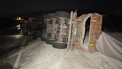 Karabük'te cam madeni yüklü tır devrildi