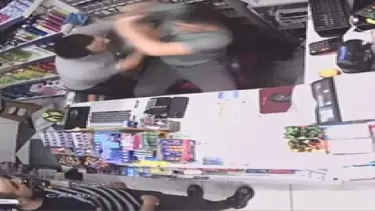 Markette saldırı: Kasadaki çocuğu yumruklayarak dövdüler