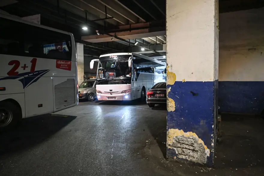 Sıva düştü pas göründü | İstanbul Otogarı'nda tehlike 4