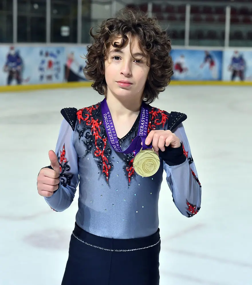 "Altın Çocuk" Efe Çetiz 2 "Altın Çocuk" Efe Çetiz 2