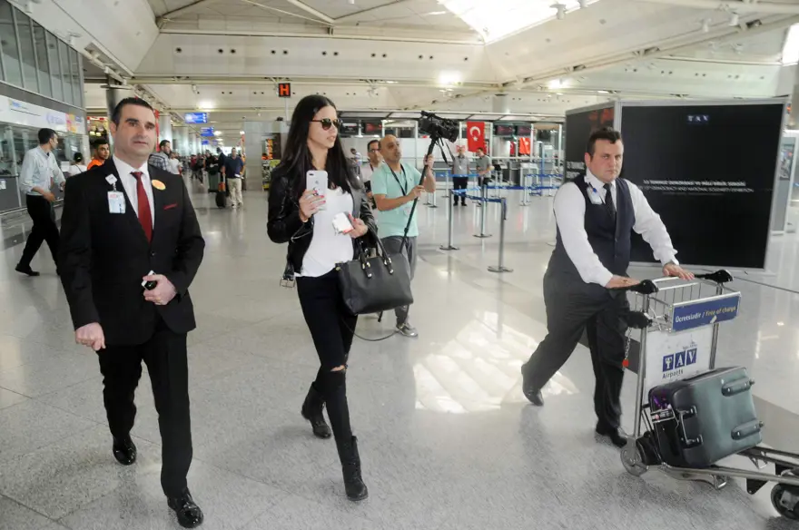 Adriana Lima Miami'ye yalnız döndü 