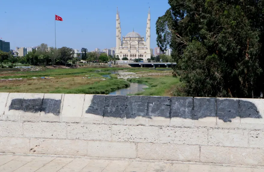 16 asırlık Taşköprü'nün sprey boya çilesi bitmiyor 3