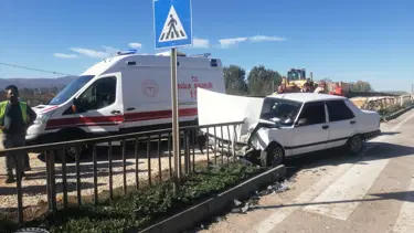 Tokat'ta kaza yapan otomobil bariyere girdi