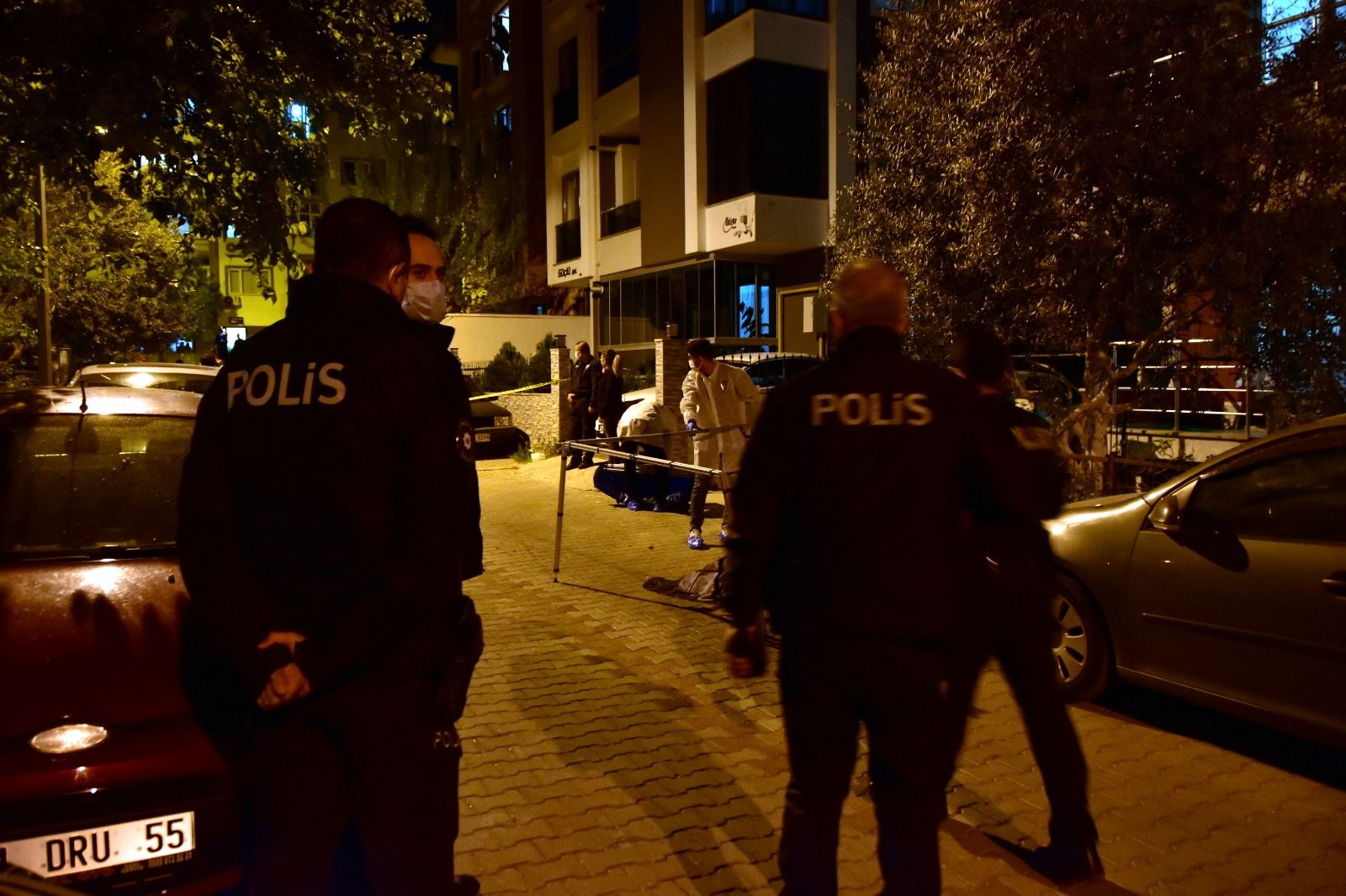 Eski eşinin evinin yakınında tüfekle rastgele ateş açtı, ardından intihar etti