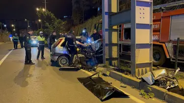 Zonguldak'ta feci kaza: Üst geçidin ayağına çarpan otomobilde iki kişi öldü