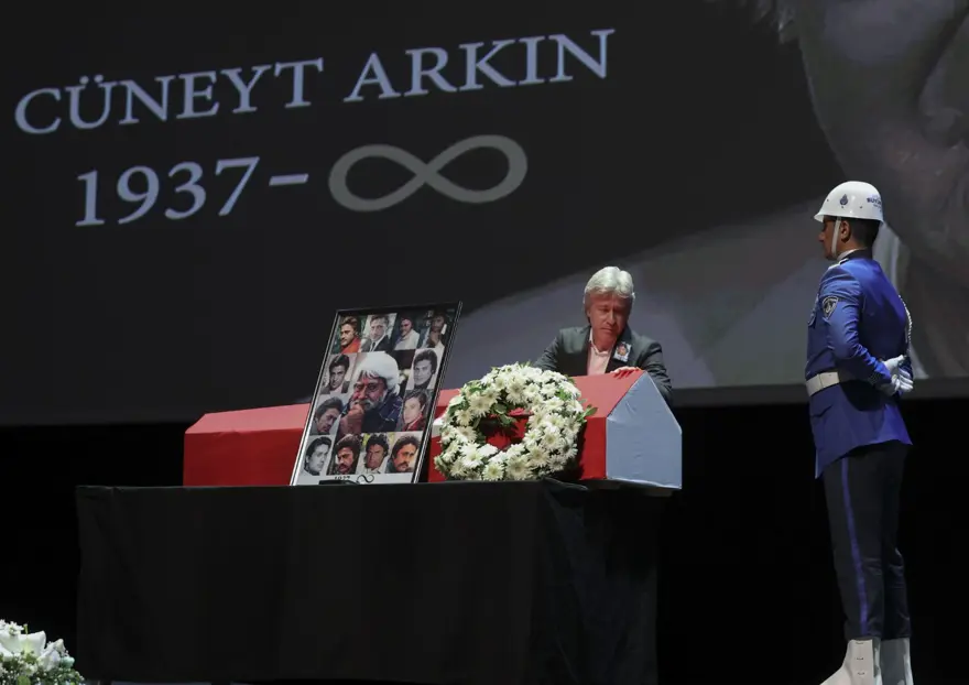 Cüneyt Arkın'ı binlerce kişi gözyaşlarıyla uğurladı 47 Cüneyt Arkın'ı binlerce kişi gözyaşlarıyla uğurladı 47