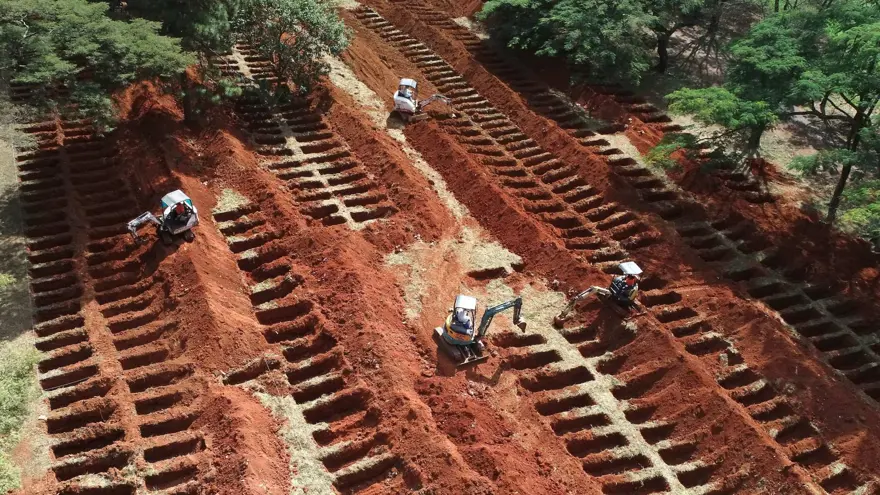 Brezilya'da corona virüs nedeniyle toplu mezarlar kazılıyor 2