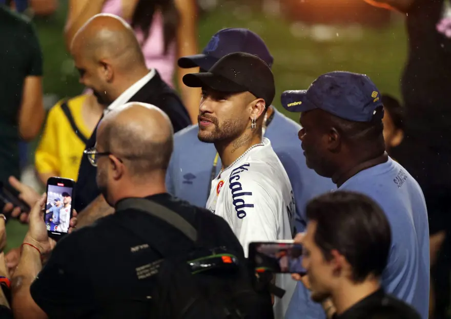 Yıldız futbolcu Neymar her şeyin başladığı yerde: "Prens geri döndü!" 9 Yıldız futbolcu Neymar her şeyin başladığı yerde: "Prens geri döndü!" 9