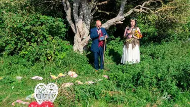 İngiltere'de bir kadın ağaçla evlendi (Soyadını almak istiyor)