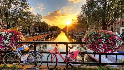Amsterdam'da turistlere yeni vergi: Her gece için ek 3 euro