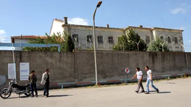 3 metrelik duvardan atlayıp firar ettiler