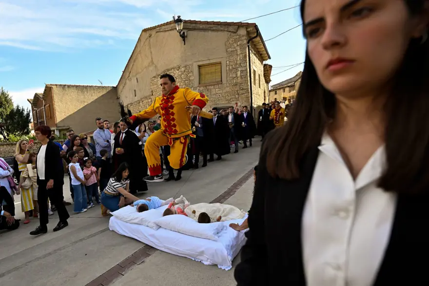 En ilginç festival: 'Şeytan', bebeklerin üzerinden atladı 7