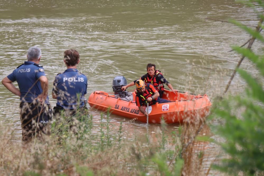 Sakarya Nehri'nde kaybolan genç aranıyor