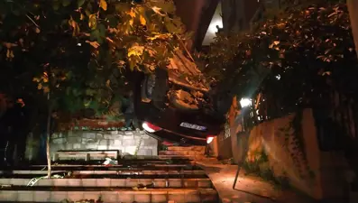 Fren yerine gaza bastığı otomobiliyle merdivenlerden yuvarlandı