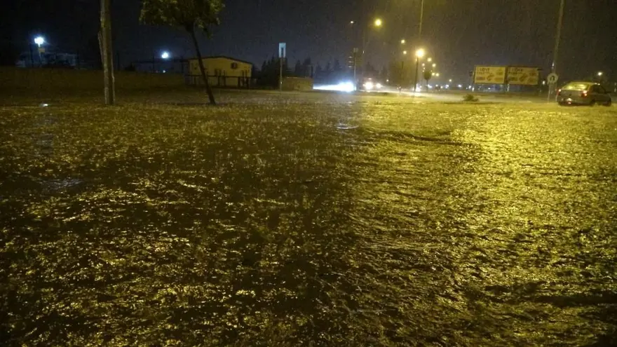 Sağanak ve fırtına birçok kentte hayatı olumsuz etkiledi 14 Sağanak ve fırtına birçok kentte hayatı olumsuz etkiledi 14