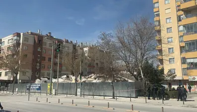 6 katlı bina yıkım sırasında çöktü