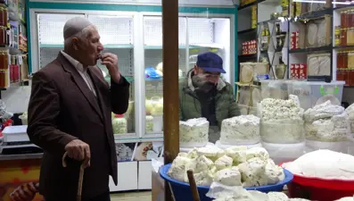 En az 40 gün tuzlu suda bekletiliyor: Tescilli lezzet raflarda yerini aldı