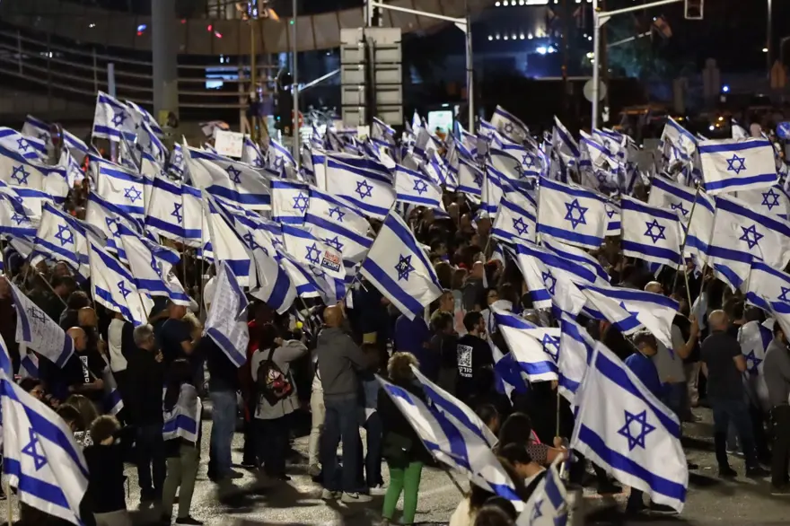 Onbinler meydanları doldurdu: İsrail'de protestolar sürüyor 1