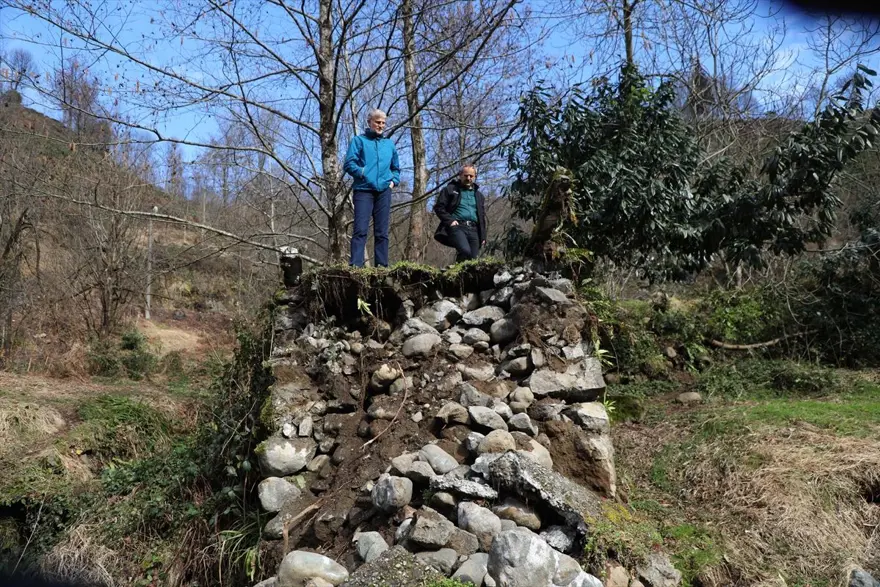 Rize'de tarihi kemer köprü yıkıldı 