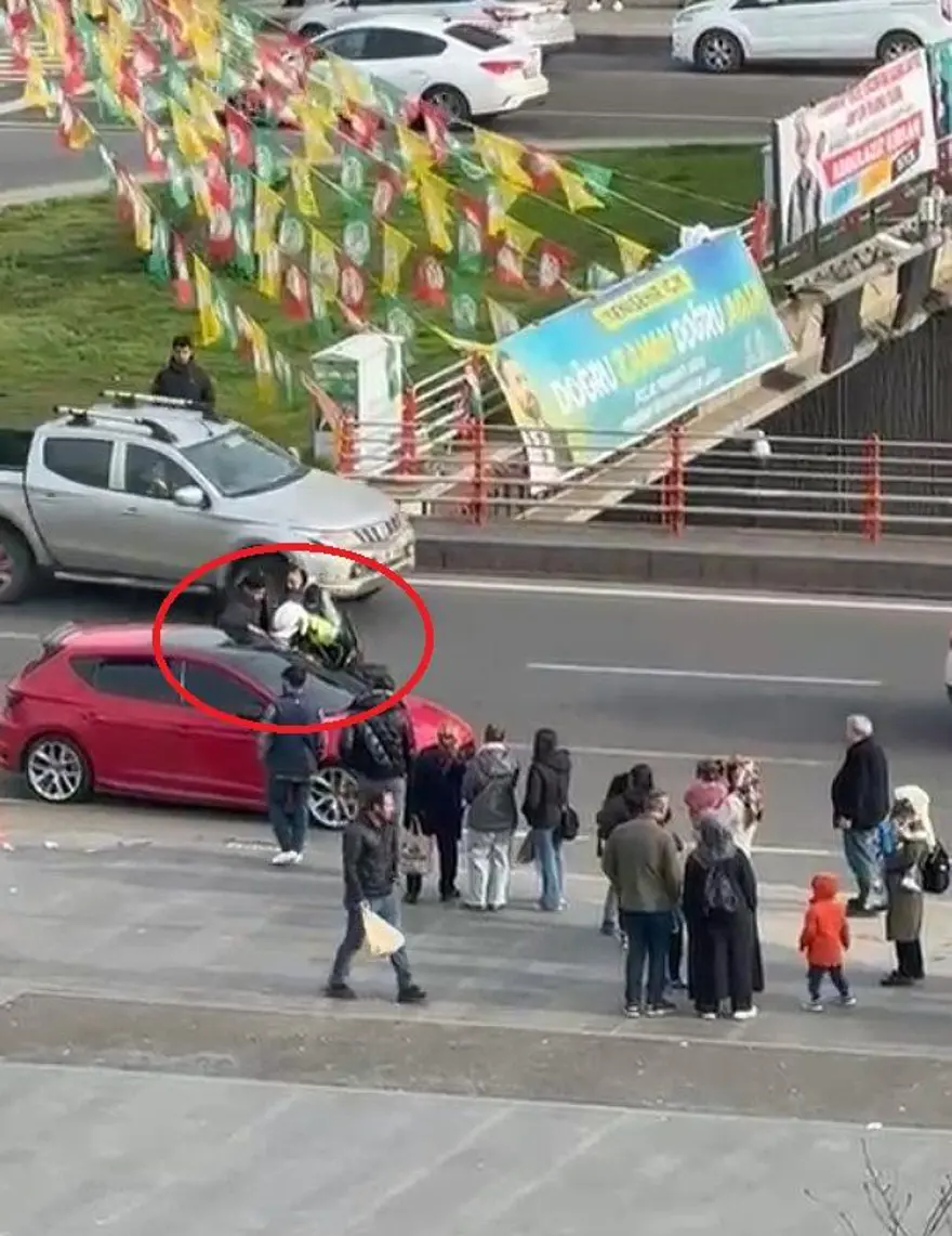 Trafikte dehşet saçtı: Polislerin üzerine sürdü, yaşlı adama çarptı 1 Trafikte dehşet saçtı: Polislerin üzerine sürdü, yaşlı adama çarptı 1