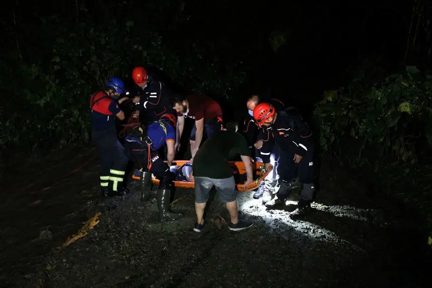 Rize'de evlerinde mahsur kalan aile kurtarıldı 4 Rize'de evlerinde mahsur kalan aile kurtarıldı 4