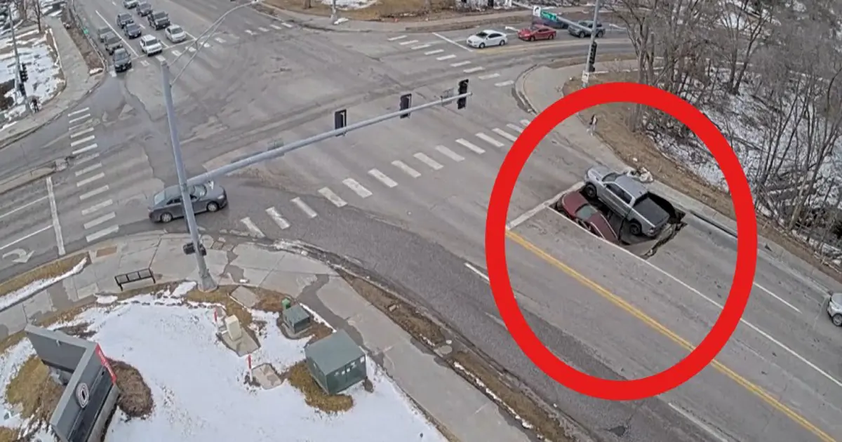 ABD'de yer yarıldı, arabaları yuttu. O anlar kamerada