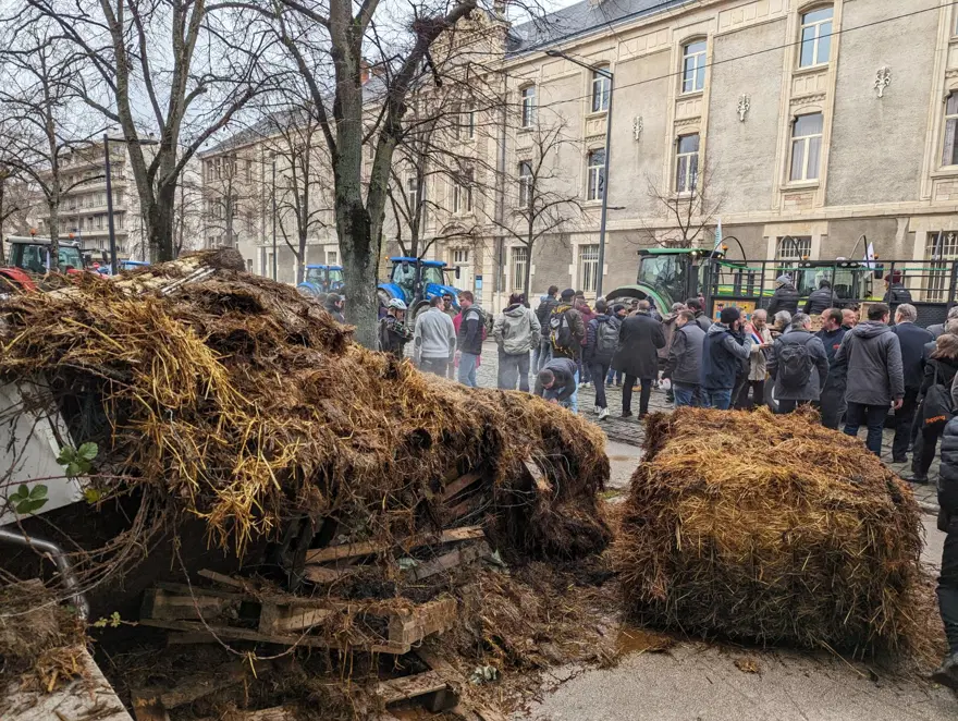 Fransa'da ödemeleri geciken çiftçilerden gübreli protesto 20
