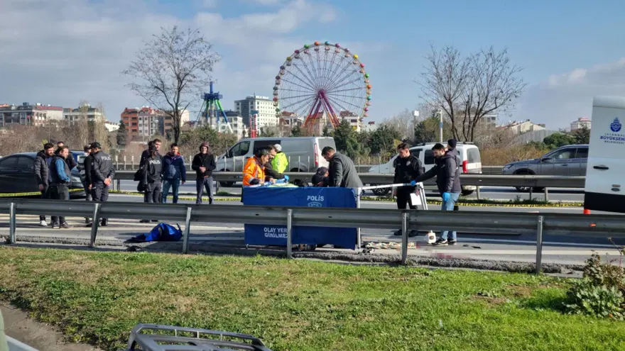 Esenler'de feci kaza: Otomobille çarpışan motosikletli hayatını kaybetti 1