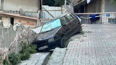 İnşaat çalışması sırasında istinat duvarı ve yol çöktü