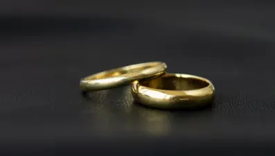 Kasırga, 10 yıl önce kaybolan alyansı geri getirdi