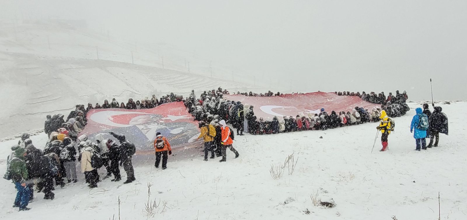 Cumhuriyet Bayramı kutlamasında tipiye yakalandılar: Kar altında Cumhuriyet coşkusu