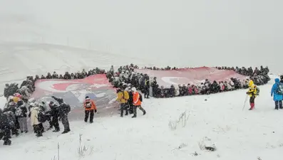 Cumhuriyet Bayramı kutlamasında tipiye yakalandılar: Kar altında Cumhuriyet coşkusu