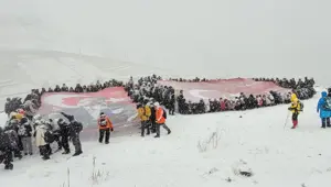 Cumhuriyet Bayramı kutlamasında tipiye yakalandılar: Kar altında Cumhuriyet coşkusu