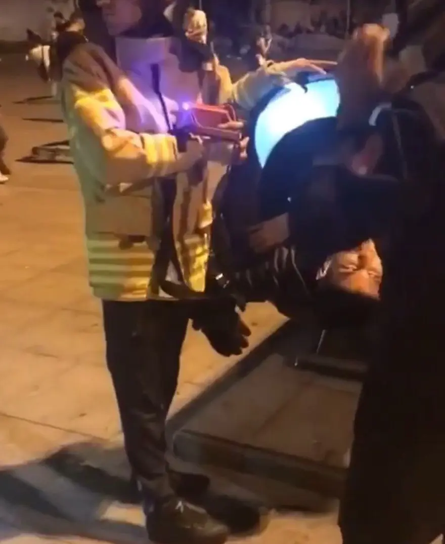 Fotoğraf çektirmek için girdiği tarihi topun içinden çıkamadı 2