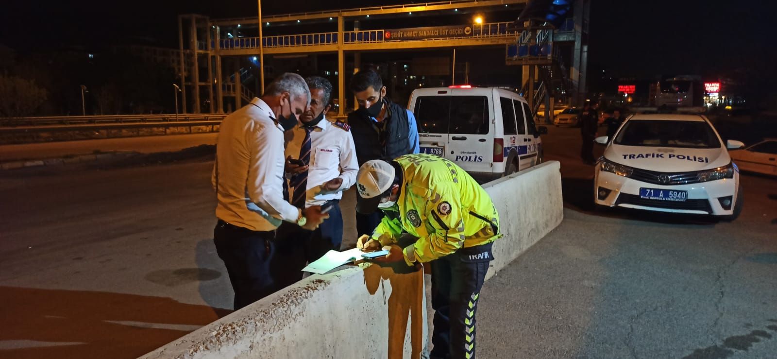 Biletsiz yolcu taşıyan otobüsteki çift 'riskli grup'ta çıktı