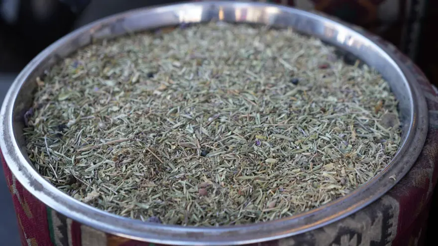 BİTKİ ÇAYI TÜKETİRKEN DİKKAT 4 BİTKİ ÇAYI TÜKETİRKEN DİKKAT 4