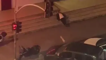 Merdivenlerde uyuyakalan adamı dubayla uyandırmaya çalıştı