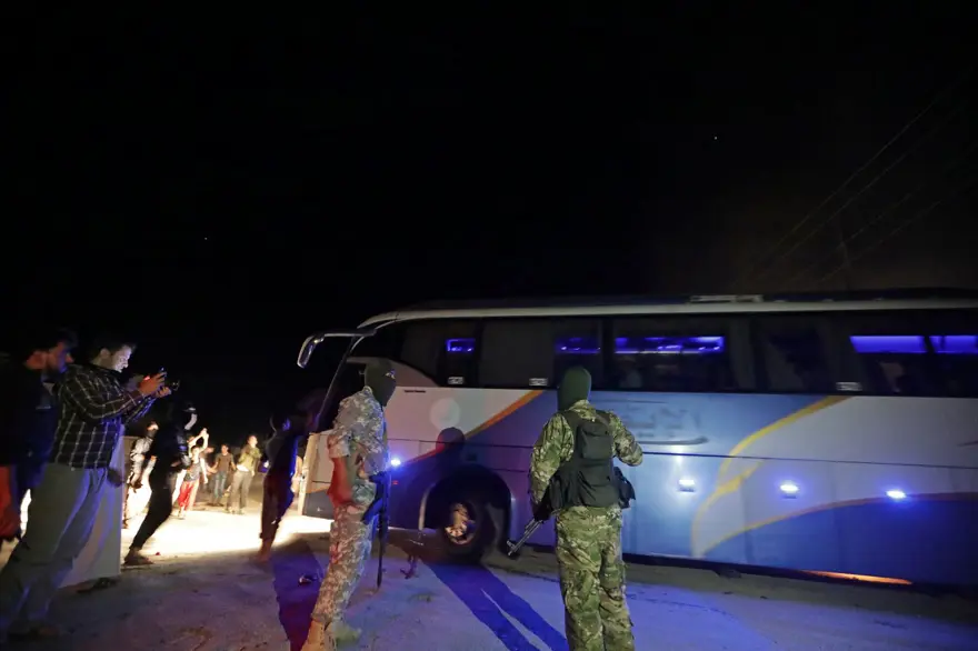 Suriye'de karşılıklı tahliyeler başladı 13