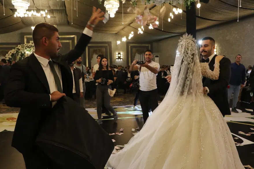 Düğünde dolarlar havada uçuştu: Geline 7 kilo altın takıldı 4