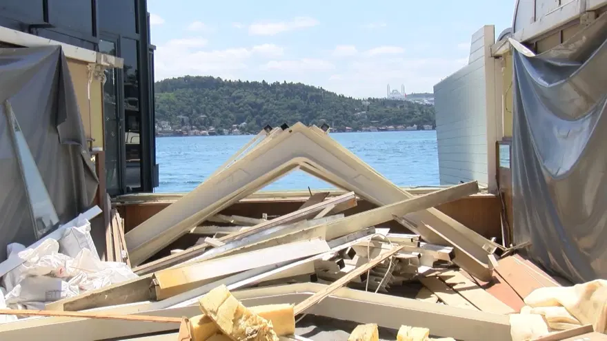 İstanbul Boğazı'ndaki tarihi pastanede yıkım 4