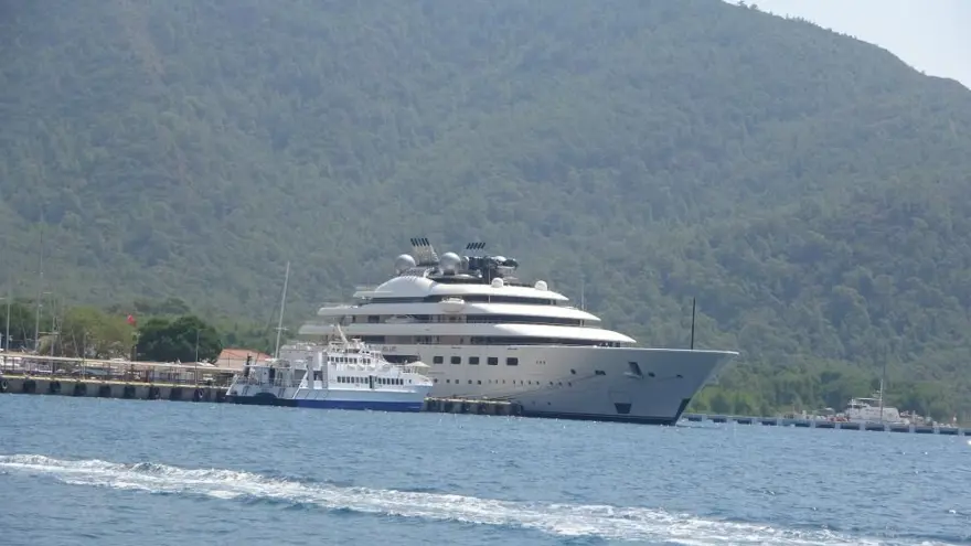 160 metre uzunluğunda, 22 metre genişliğinde, 101 personelivar | Manchester City’nin patronunun süper yatı Marmaris’e demir attı 1
