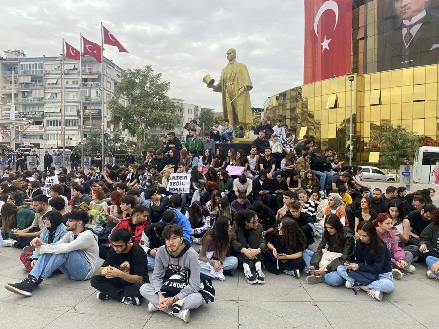 ÖĞRENCİLERDEN OTURMA EYLEMİ 10
