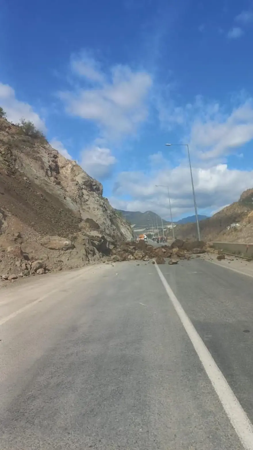 Artvin’de heyelan: Yusufeli yolu ulaşıma kapandı 3