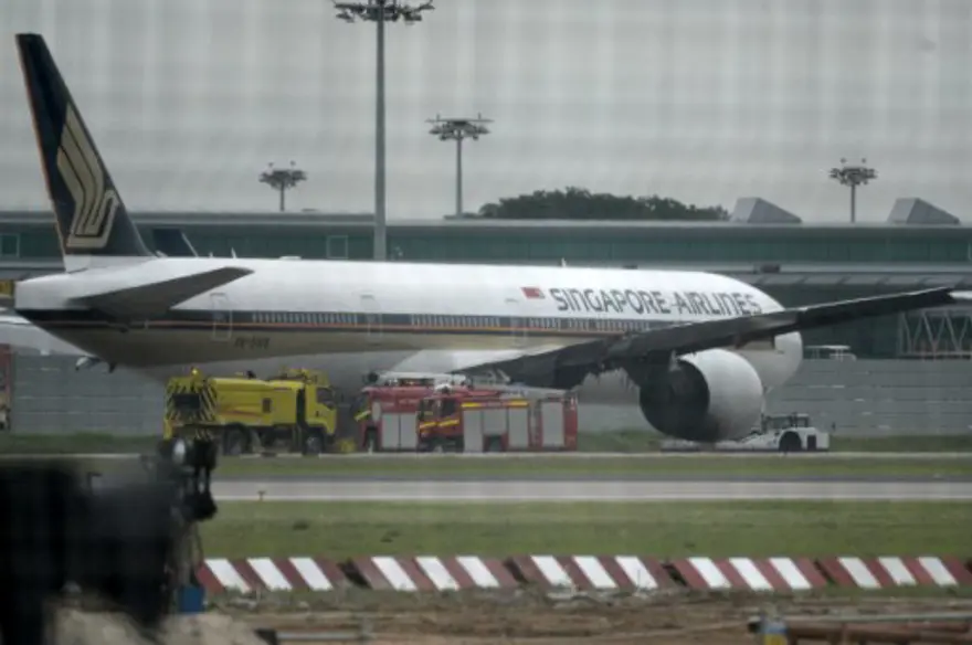 Singapur uçağı pistte alev aldı 9