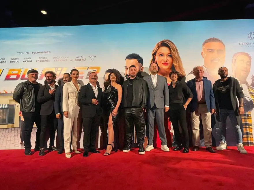 Nurgül Yeşilçay, Cengiz Bozkurt gibi oyuncuları kadrosunda bulunduran 'Kim Bu Aile?' filminin galası yapıldı 3