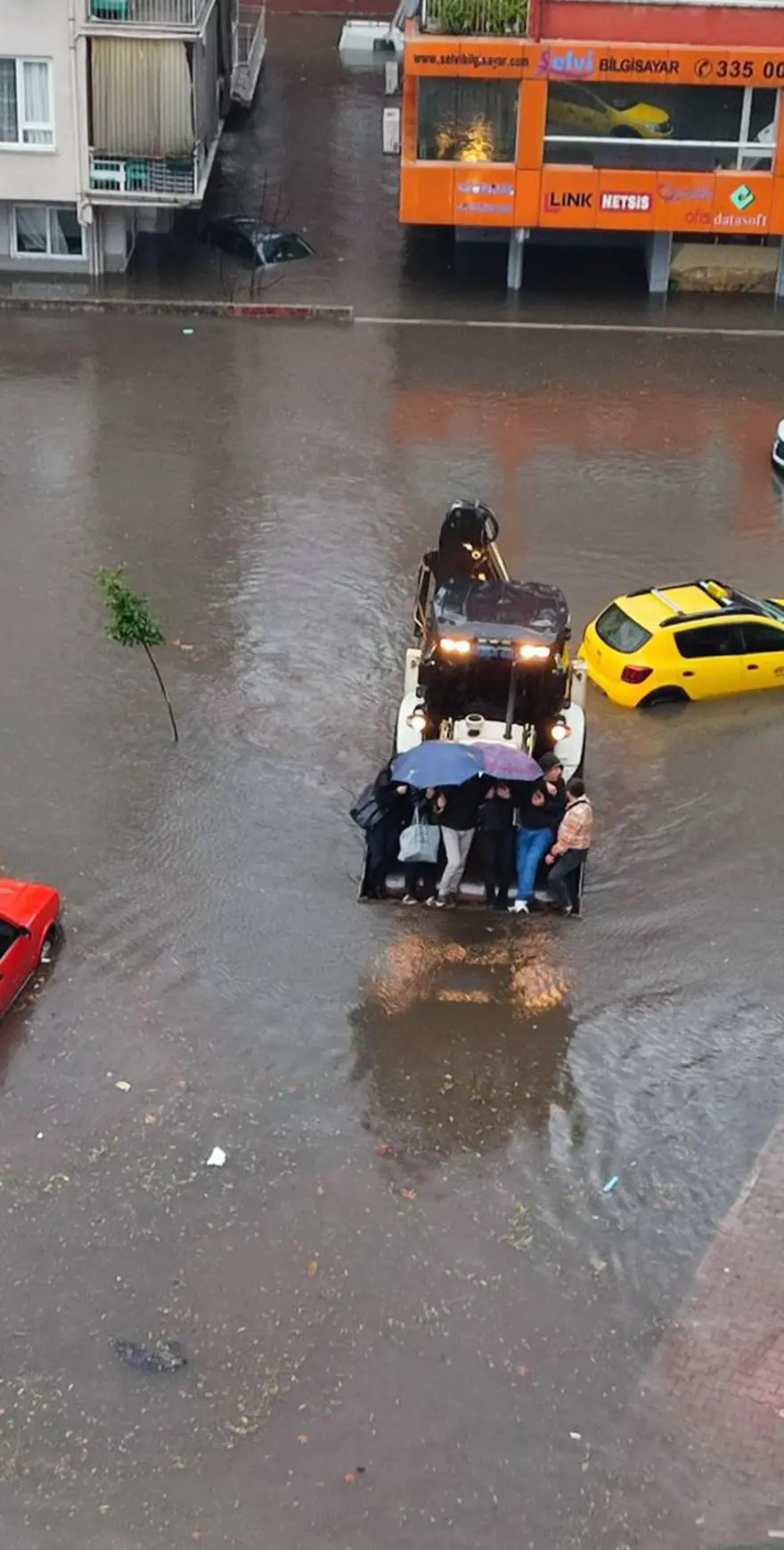 Antalya'da sel ve su baskını: 1 kişi yaşamını yitirdi, 3 ilçede okullar yarın da tatil (4 şehir için turuncu kodlu uyarı) 16