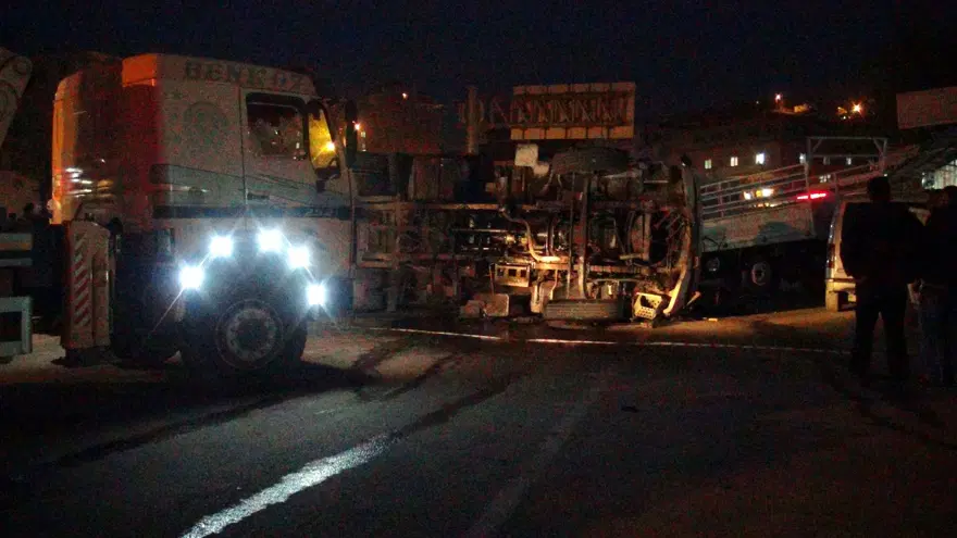 Freni boşalan kamyon, mahalleyi savaş alanına çevirdi 4 Freni boşalan kamyon, mahalleyi savaş alanına çevirdi 4
